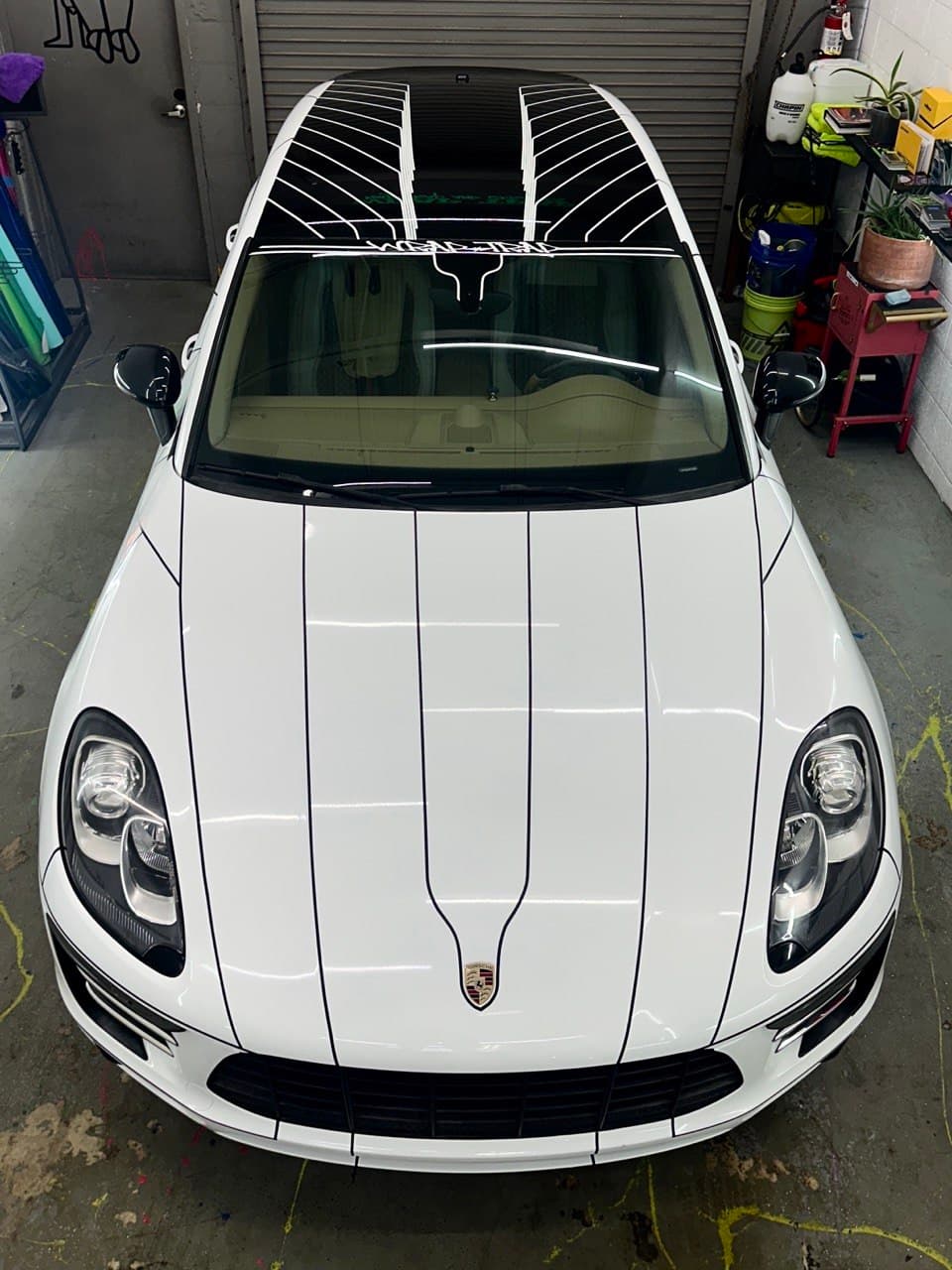 Custom line work design on Porsche Macan
